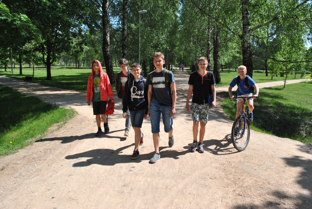 Darbs vēl nav galā. Neretieši atzinīgi novērtē atjaunotos celiņus. Tagad pa tiem bez problēmām var doties gājēji, riteņbraucēji, māmiņas ar ratiņiem. Viņi gan cer, ka tos izdosies arī nobruģēt.                                                                                                                                                   
Autors: Imants Kaziļuns