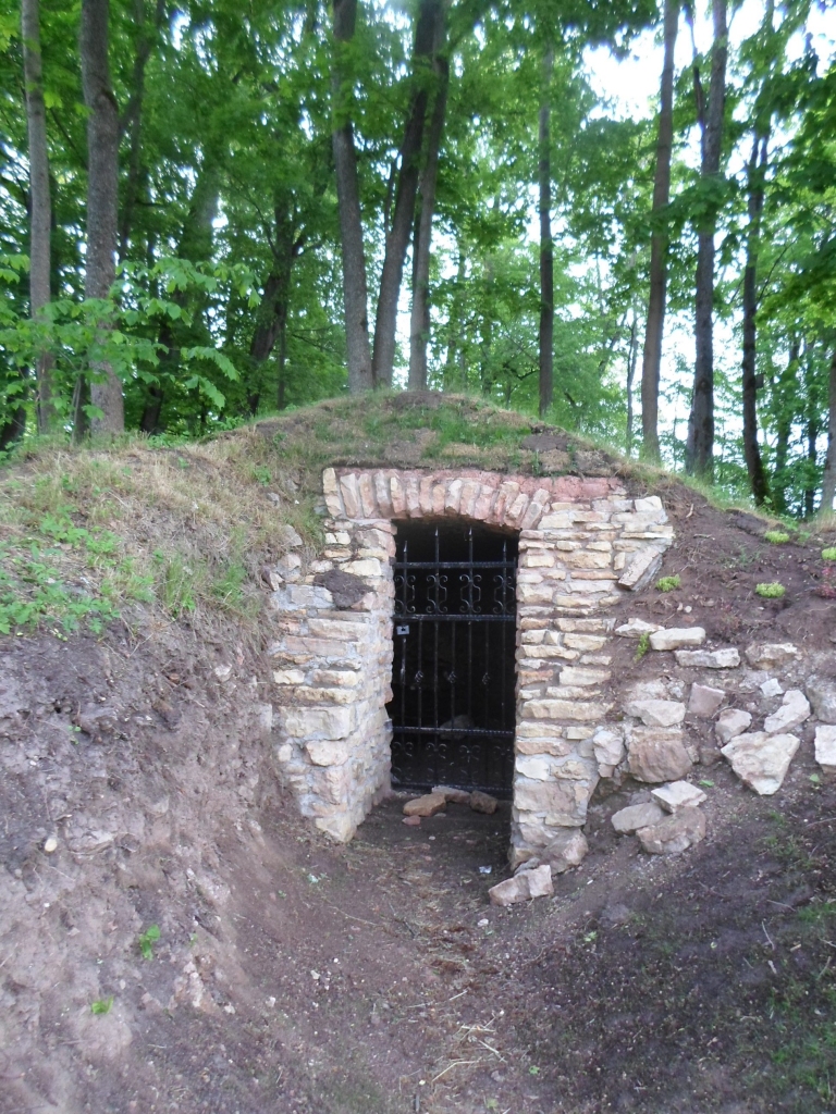 KĀDAM NEPATIKA. Tagad abpus pagrabiņa durvīm mētājas akmeņi.
Autors: Ināra Sudare