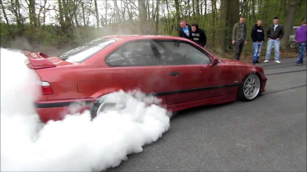 Dārga izklaide. Pavasaris daudzos pagastos pamodinājis braucējus, kuriem ik pa laikam gribas pasvilināt riepu gumiju.
Attēlam no playhard.lv ir ilustratīva nozīme