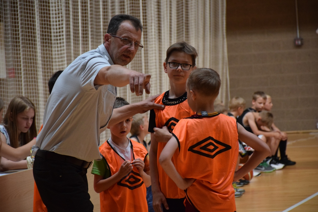 Mazie tālu tiks! Par jauno basketbolistu prasmēm pārliecināts ir treneris Gundars Spriņģis, kurš spēļu laikā savus audzēkņus uzmundrināja un sniedza norādījumus.
Autors: Viesturs Kaktiņš