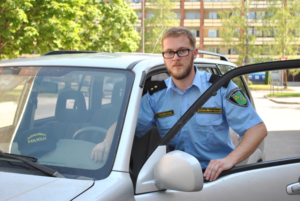 Pašvaldības policists Henrihs Fridriksons cer — lai vieglāk viņu atpazītu, dienesta auto drīzumā būs trafarēts.        

Autors: Imants Kaziļuns