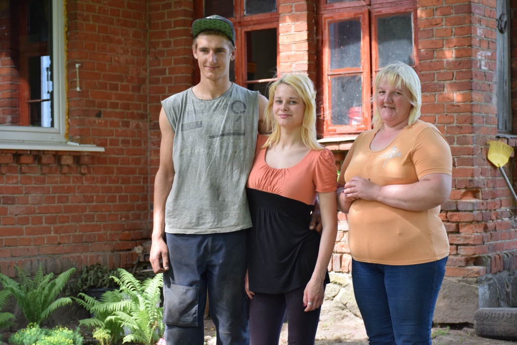 “Jauneļu” saimnieki. Egīls Batņa (no kreisās), Diāna Kravale un Laura Pērkone.
Autors: Imants Kaziļuns