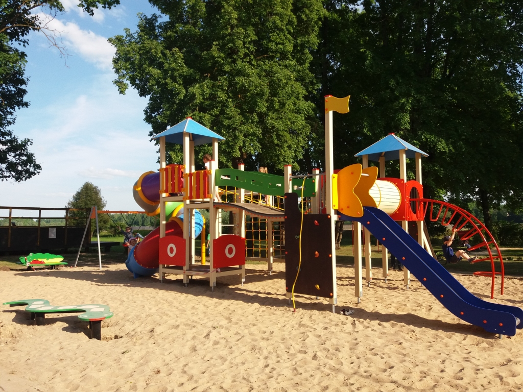 PRIEKA DAUDZ. Rotaļu laukumā bērniem daudz jaunu iespēju. 