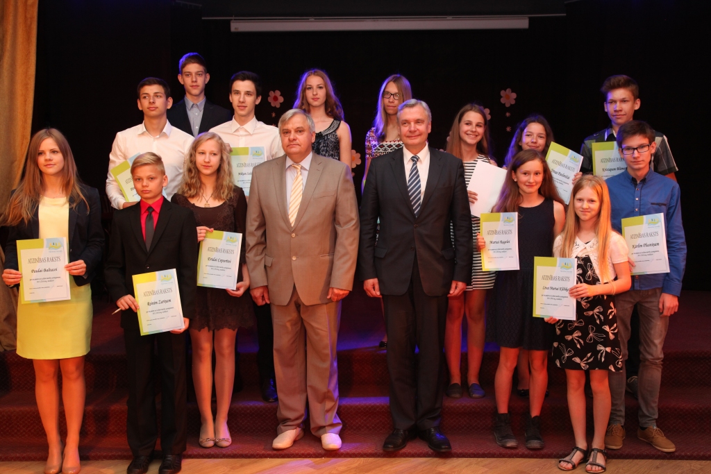 Apsveicam! Arvīds Kviesis, Neretas novada domes priekšsēdētājs (no kreisās), un izglītības un zinātnes ministrs Kārlis Šadurskis ar Neretas novada bērniem, kuriem ir teicami un izcili mācību sasniegumi.                                                                                                                                               
Autors: Žanna Žaka