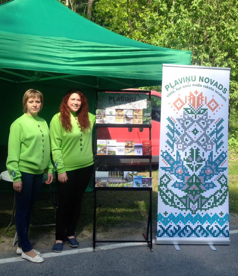PREZENTĒ NOVADU.  
Tūrisma informācijas centra vadītāja Līva Kotina (no labās) un uzņēmējdarbības attīstības speciāliste Elita Kaņepēja. 

Autors: no Pļaviņu tūrisma informācijas centra 