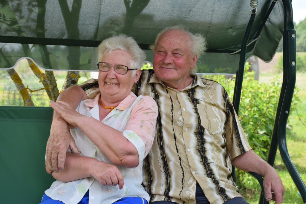 Pavasara meitene un vasaras vīrs. Izbaudot Ērgļu radu dāvanu — atpūtas krēslu — kopīgajā 150 gadu jubilejā.
Autors: Imants Kaziļuns