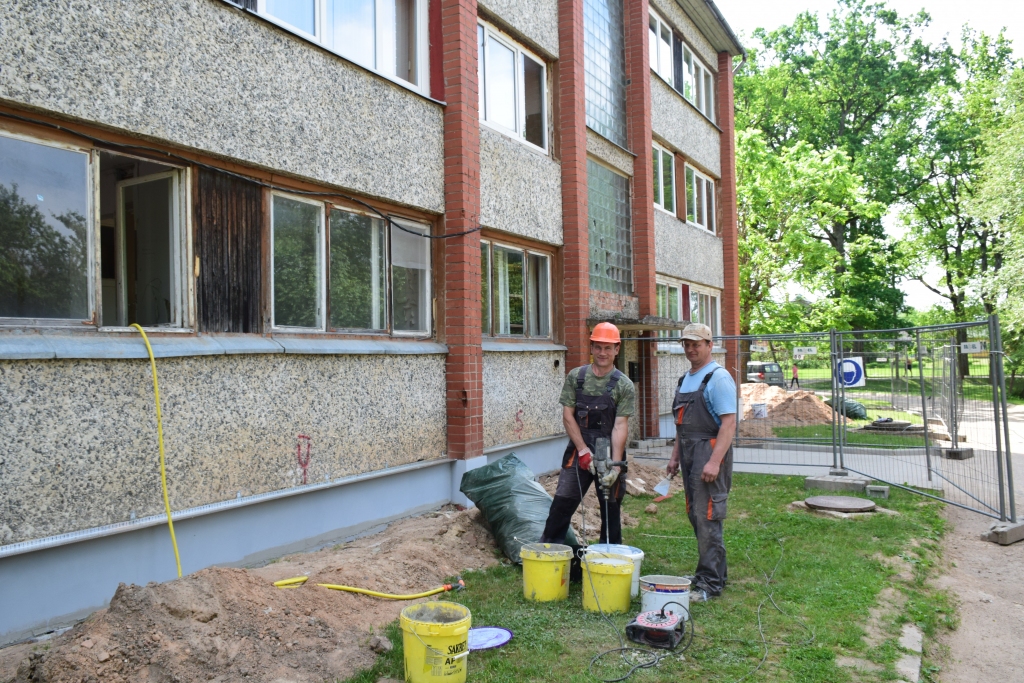 Siltina ēkas pamatus. Darbus veic SIA “RRKP būve” vīri Agurs Upmanis (no kreisās) un Jurijs Gerasimčuks. 
Autors: Līga Patmalniece