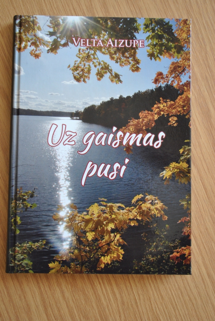 “Uz gaismas pusi”. “Draiskā rīta vēja drošās skavas/ Pamodušos zemi tver;/ Noliekusies pāri straumes gravās/ Izslāpusī debess dzer.”
 (“Aprīlis”, 1961, Velta Aizupe.)
