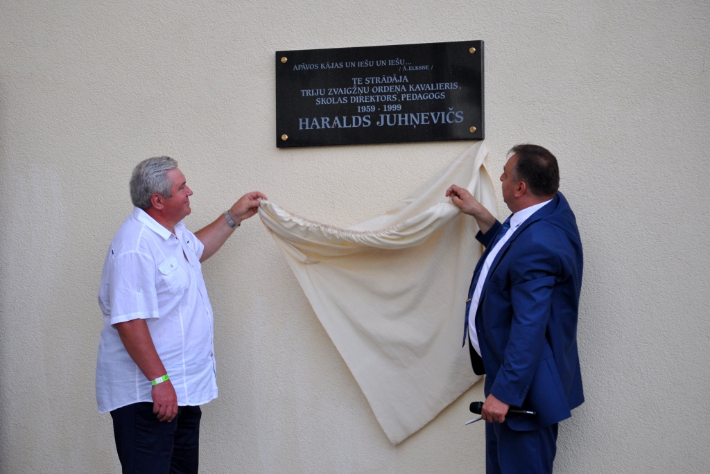 IZCILAJAM DIREKTORAM Haraldam Juhņevičam piemiņas plāksni atklāj viņa amata turpinātāji Aleksandrs Dementjevs (kreisās) un Aldis Rakstiņš. 
Autors: Elita Brovacka