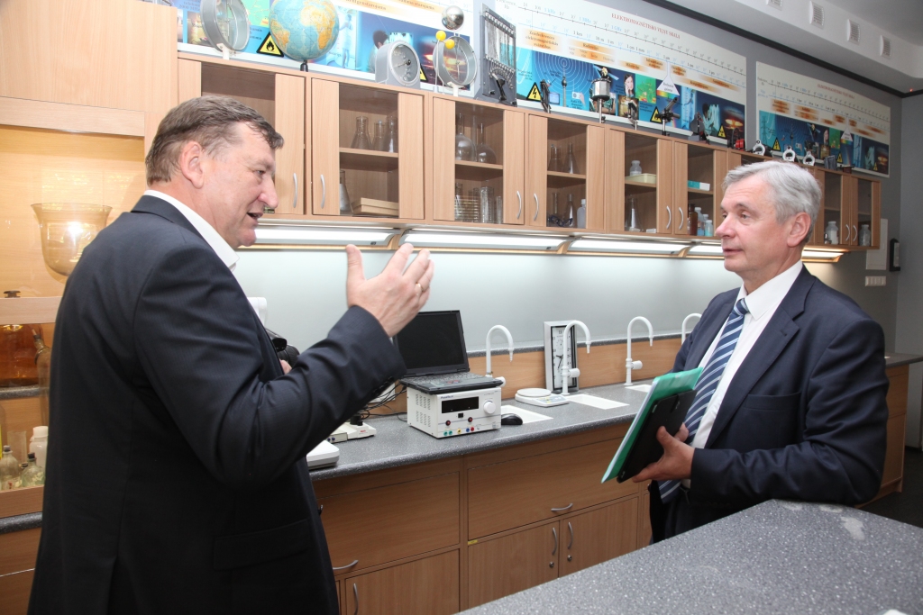 Mazzalves pamatskolas direktors Aivars Miezītis (no kreisās) izrāda izglītības un zinātnes ministram Kārlim Šadurskim moderni aprīkotus mazās lauku skolas kabinetus.                                             
Autors: Žanna Žaka