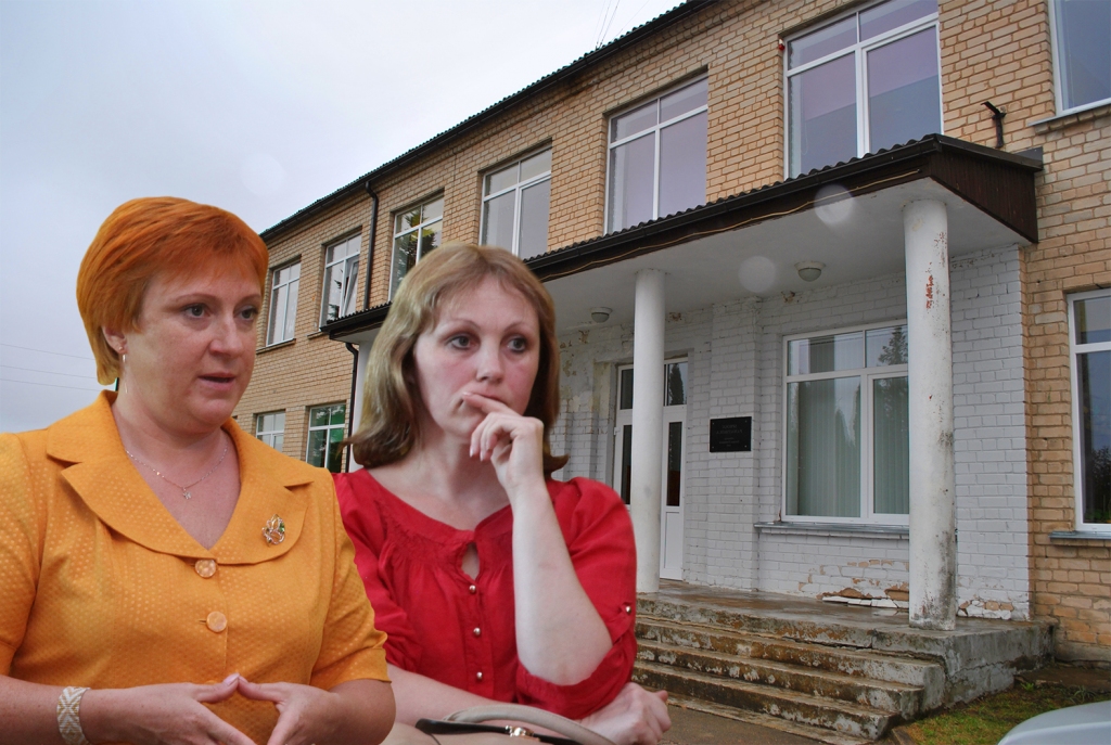 Zalves pagasta pārvaldes vadītāja Dzintra Noreika (no kreisās) un Sproģu pamatskolas direktore Santa Glazīrina ir pārliecinātas, ka šī skola nekad nebūtu jāslēdz sliktas darba kvalitātes dēļ. Te strādā skolotāji, kuriem ir pat trīs augstākās izglītības. Bet realitāte ir skarba — bērnu, kas mācās šajā skolā, skaits katastrofāli sarūk.                                                                                                                                                                            
Autors:  Jāņa Greļa fotokolāža