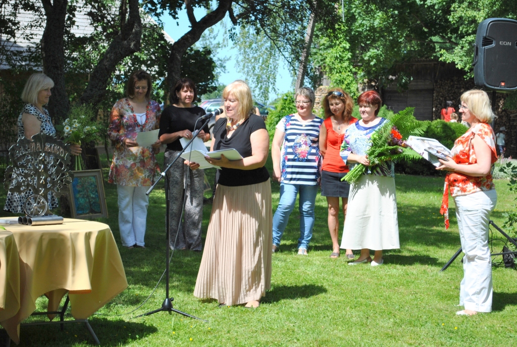 Paldies par darbu! Anita Ostrovska (vidū) pateicas visiem par darbu.
Autors: Līga Patmalniece