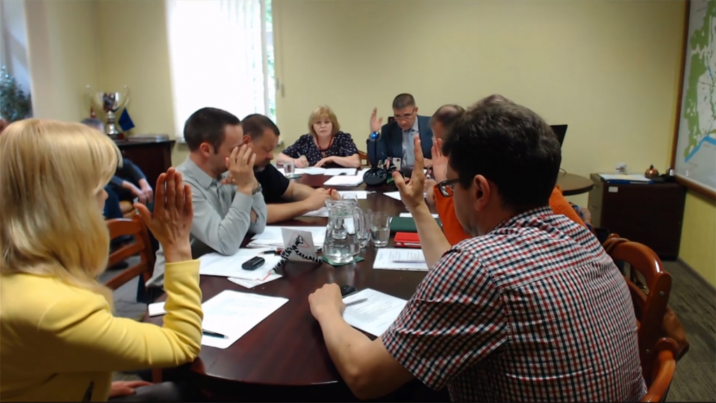 Daudzus lēmumus domē pieņem vienbalsīgi, taču ir lietas, kuras pēc opozīcijas deputātu iniciatīvas pārskata atkal un atkal, dažkārt radot savstarpējas nesaskaņas.                                                                                            

Autors: ekrānbilde no Skrīveru novada domes sēdes tiešraides