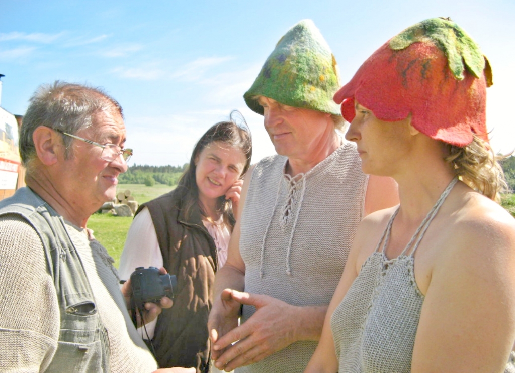 Pieredzes apmaiņa. Guna Zablocka (no labās), dziednieks Māris Zēvalds (šogad ieguva Pirts savienības simpātiju balvu) ar sievu un pirtnieks Ziedonis Kārkliņš.                                                      
Autors: no.pirtssavieniba.com