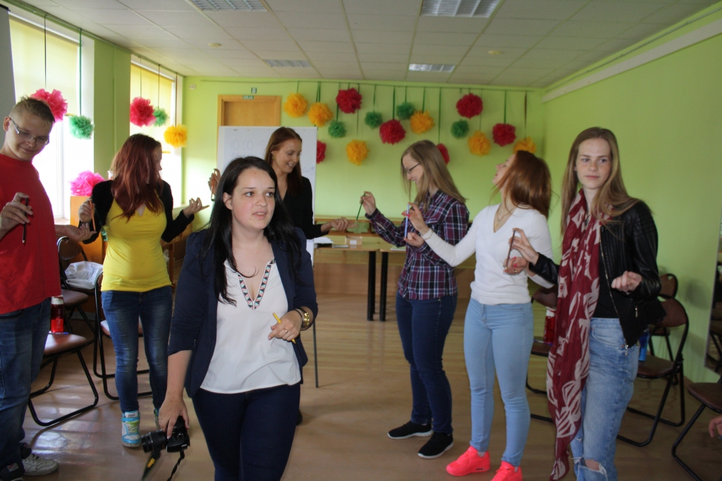 DARBS KOMANDĀ. Aiva Smelcere (vidū) jauniešiem palīdz ar padomu, kā veiksmīgāk sadarboties. 

Autors: Sandra Pumpure