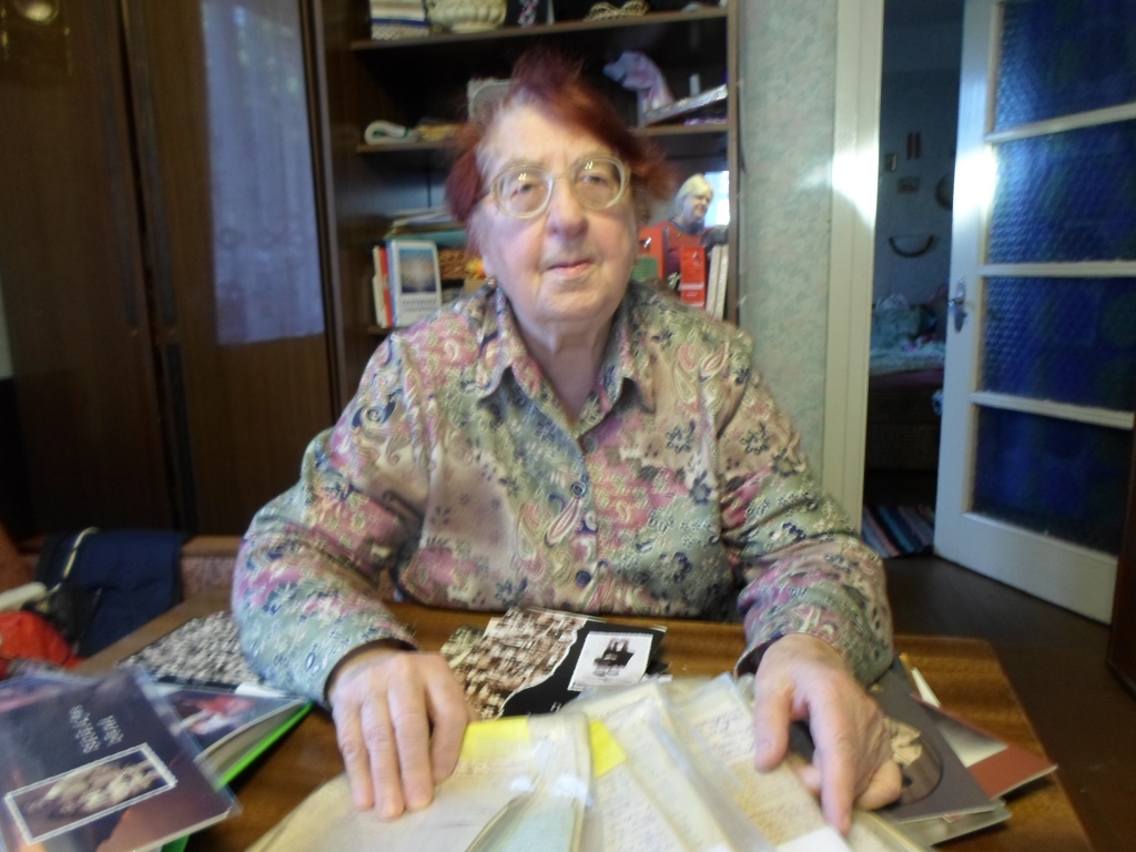 AINA BLUZMANE visas tēva vēstules, kuras uzjundī izsūtījuma atmiņas, sanumurējusi pēc gadiem un saņemšanas datumiem.   
Autors: Ināra Sudare