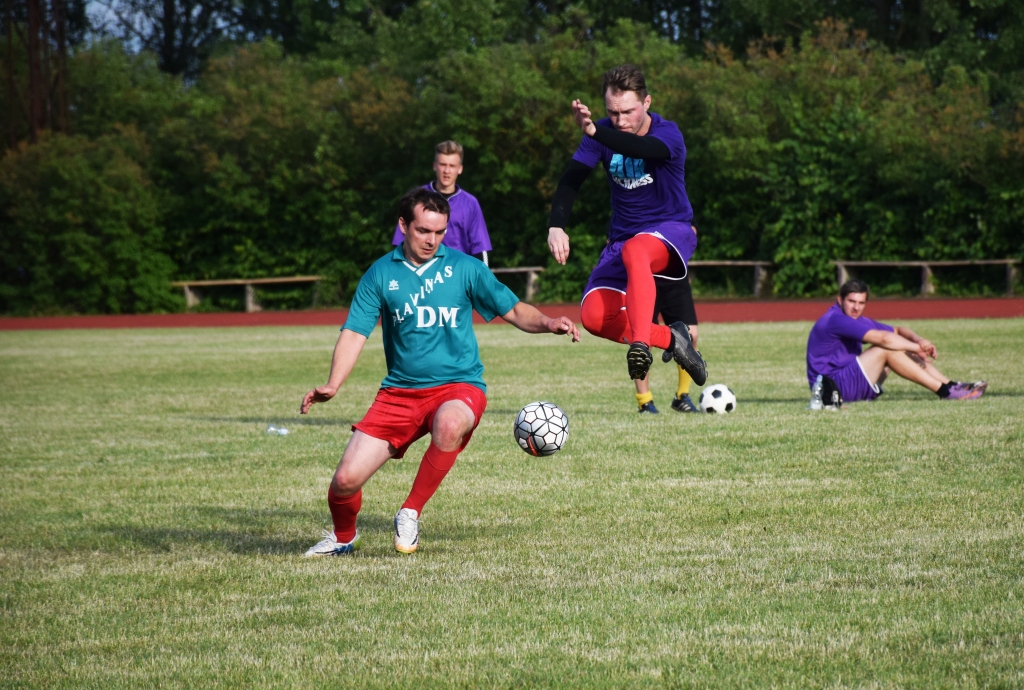 Sprigani kā stirnas pļavā. Vakara pirmajā spēlē uzvarēja “Step Trans” futbolisti.
Autors: Viesturs Kaktiņš