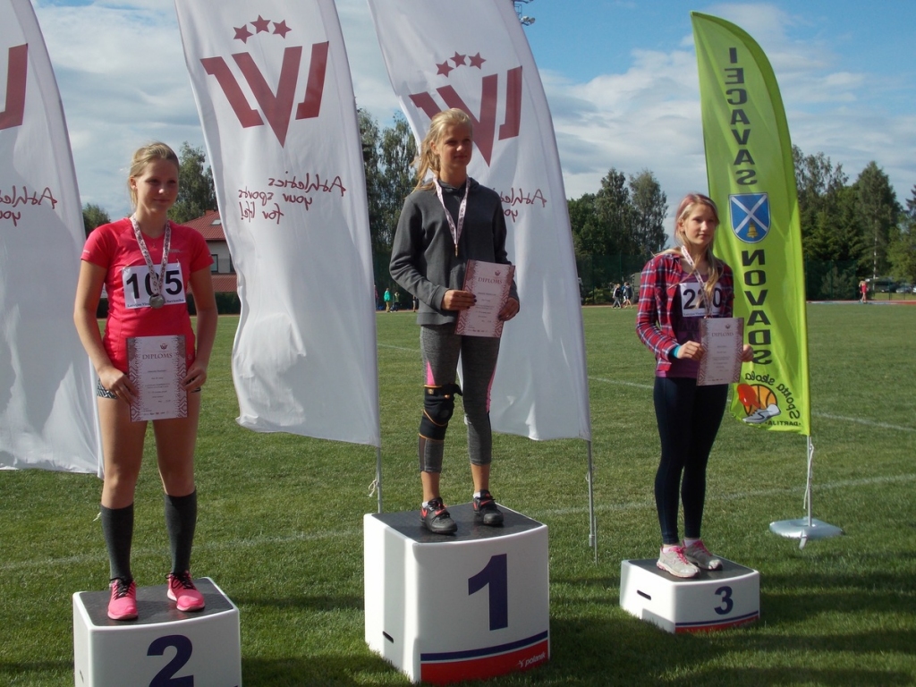 Dubultuzvara diska mešanā. Uz pjedestāla augstākā pakāpiena Amanda Malatkovska, trešā vieta — Katei Gulbei.          
Autors: no www.lvs.lv