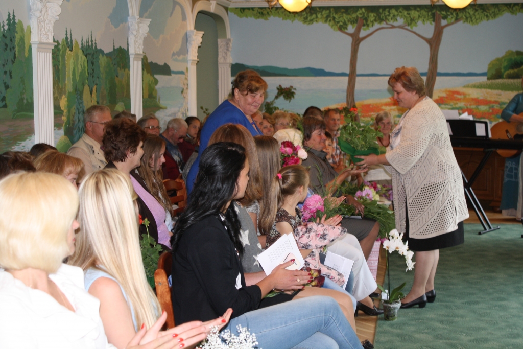 PALDIES PAR DARBU! Alita Kluša (no labās) sveic bijušās Klintaines bibliotēkas darbinieces. 
Autors: Sandra Pumpure