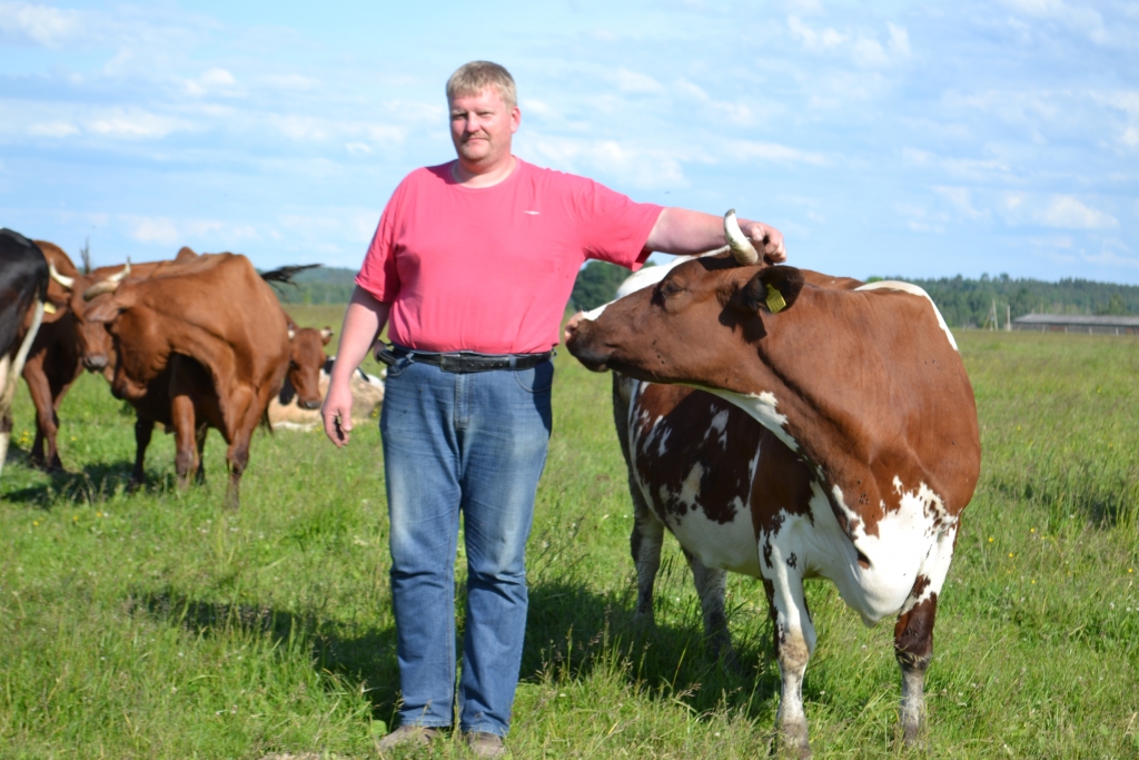 PIENSAIMNIEKS Juris Driķis: “Mans ieteikums būtu — tām saimniecībām, kur gotiņas izstaigājas svaigā gaisā, saulītē un ēd zāli, par pienu noteikt citu cenu.” 
Autors: Elita Brovacka