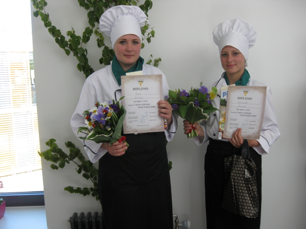 “Sasien” otro vietu. APV ēdināšanas pakalpojumu specialitātes otrā kursa audzēknes Una Zariņa (no kreisās) un Samanta Grauza. 

Autors: publicitātes foto