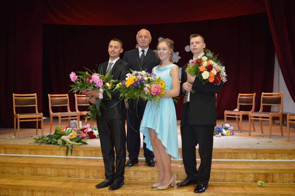 Jaunjelgavas vidusskolas talantīgie 12. klases beidzēji Oļegs Zahars (no kreisās), Žanete Vanaga un Andrejs Minajevs kopā ar Starta stipendijas iedibinātāju un iniciatoru, Jaunjelgavas vidusskolas absolventu Juri Lapu.                                                                                                                                         
Autors: no Jaunjelgavas vidusskolas