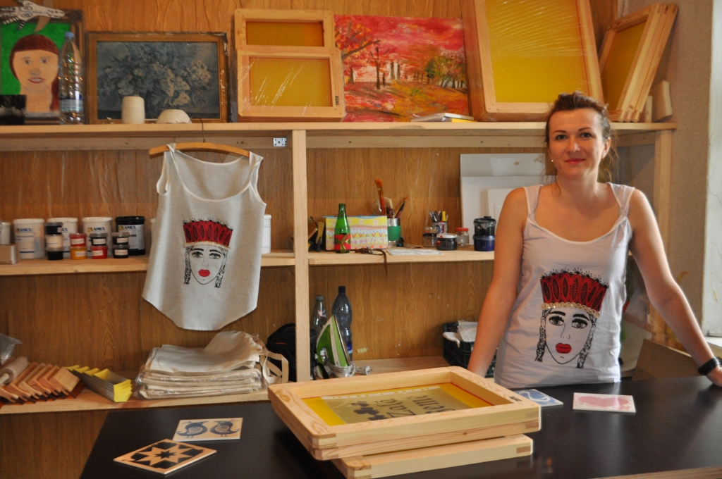 RADOŠĀ DARBNĪCA vēl tikai tiek iekārtota, taču tās īpašnieces Montas Pankules rokām jau top oriģinālas un skaistas lietas, arī krekliņi ar stilizētu tautumeitas zīmējumu. 
Autors: Elita Brovacka