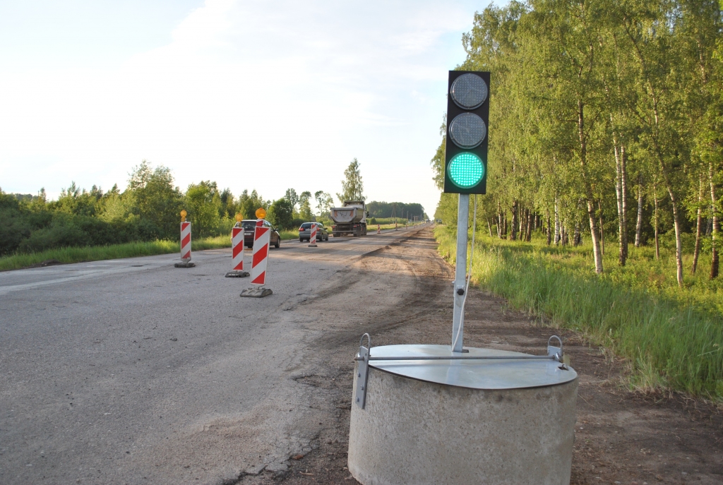 Satiksmi regulē luksofors.