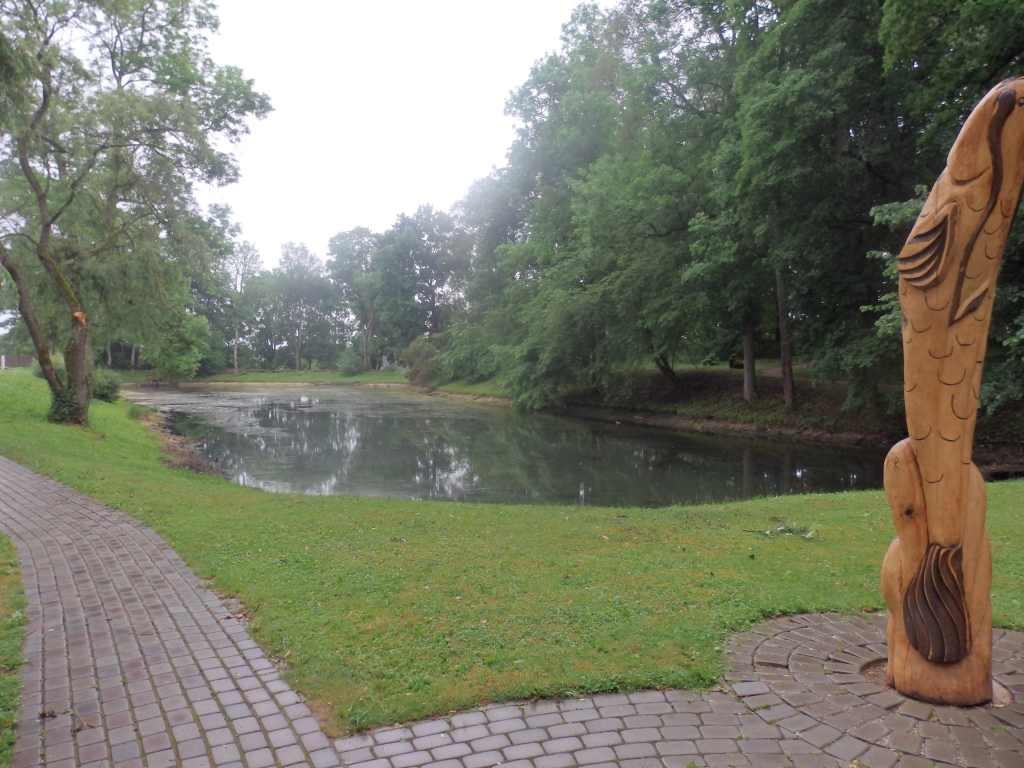 šobrīd skats uz dīķiem ir nepievilcīgs, tie tīrīti pirms daudziem gadiem, aizauguši, tajos “laika kārtu” veido sakritušie zari un lapas.                       
Autors: Benita Peciņa