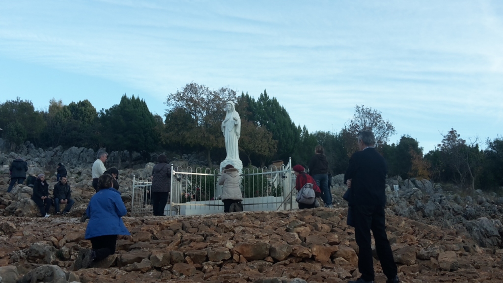 Ar dažu cilvēku, vizionāru, starpniecību Dievmāte ik mēnesi sūta pasaulei savus vēstījumus. 	
Autors: no autores albuma