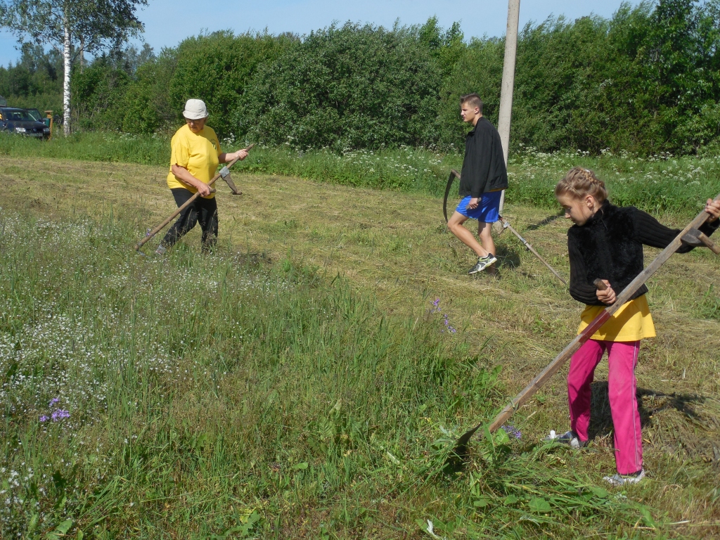 TURPINA TRADĪCIJU. Aktīva šo sacensību dalībniece vienmēr ir pļaviņiete Aina Larionova (no kreisās) ar mazdēlu Gintu. Viņai pievienojas arī kaimiņu meitene Viktorija. 