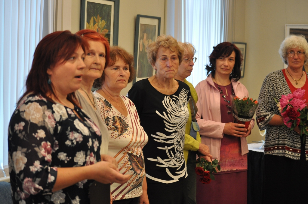 PIEMIŅAS IZSTĀDES atklāšanā piedalījās Jāzepa Kazimirova audzēknes un dzīvesbiedre Rasma Kazimirova (vidū), kura turpina viņa iesākto darbu.                                                                                                    
Autors: Arvis Upīts