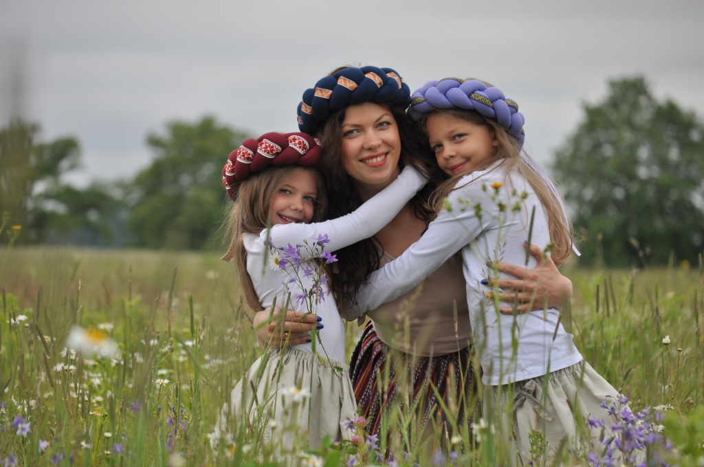 BIZES VAINAGI piestāv jebkurā vecumā. Tos demonstrē modeles Madara, Katrīna un Ingūna Kondrātes. 	
Autors: Elita Brovacka