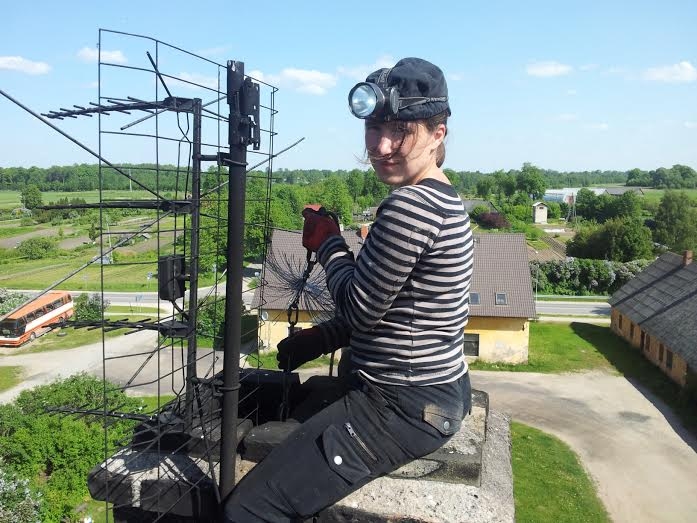 BEZ SKURSTEŅSLAUĶA NEIZTIKT. Darbs ir grūts, bet tik ļoti vajadzīgs un arī interesants, jo no augšas paveras pavisam cits skats.                                                                                                                       
Autors: no personīgā albuma