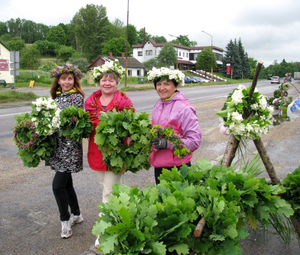 Darināti ar mīlestību. Gunta Šustere (no kreisās), Daiga Martinsone un Ināra Plakane pie Klidziņas ar pašu pītajiem vainagiem.

Autors: no D. Martinsones albuma