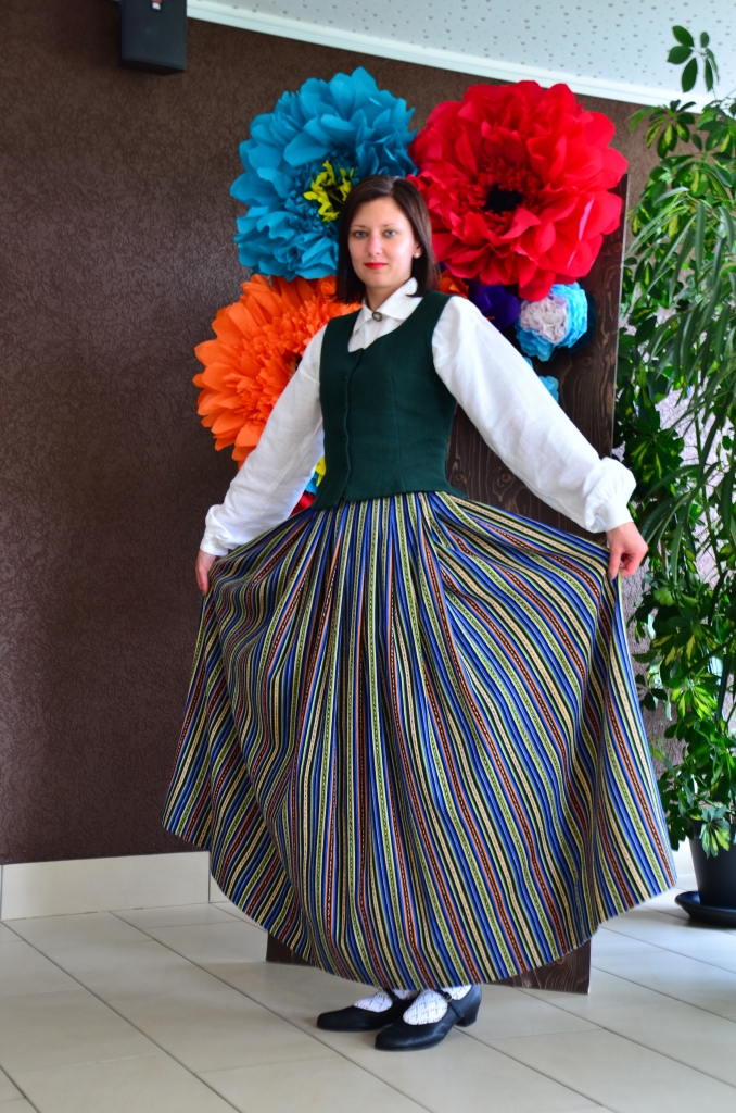 Iecavas brunči. Aizkraukliete Līga Ciematniece savu vārdadienu un Jāņus svinēs tautastērpā.                                               
Autors:  Valdis Zvirgzdiņš