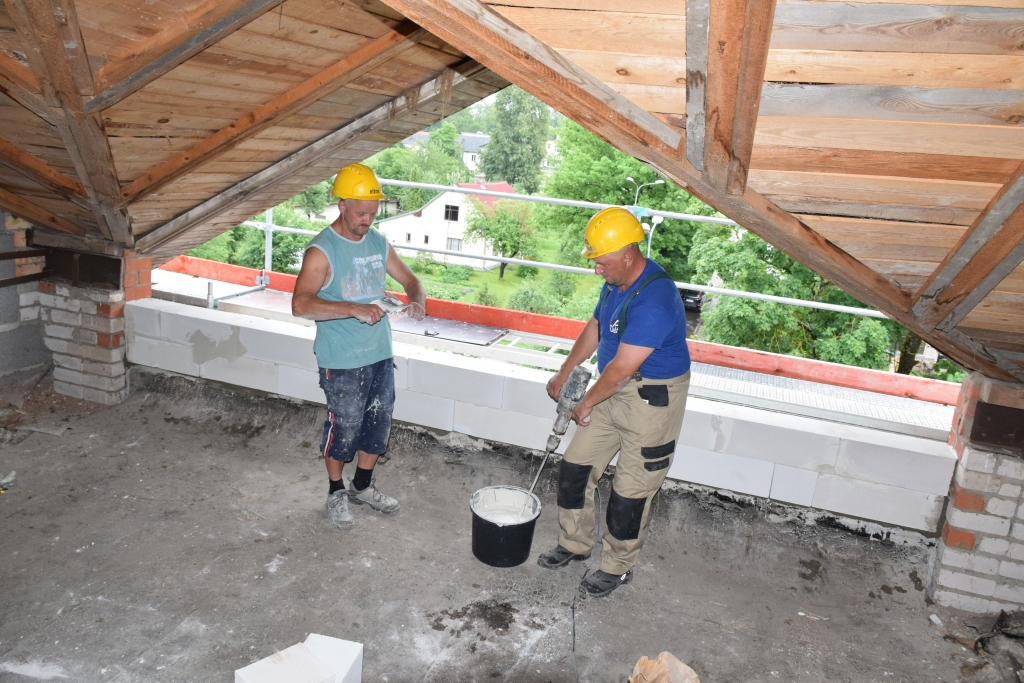 Darbus veic SIA “A Celtne” vīri Ints Spalvēns (no kreisās) un Andrejs Kovriga. Skrīveru vidusskolas internāta ēkas mansarda stāva jumta logi demontēti, sākušies pārbūves darbi.                                        
Autors: Imants Kaziļuns