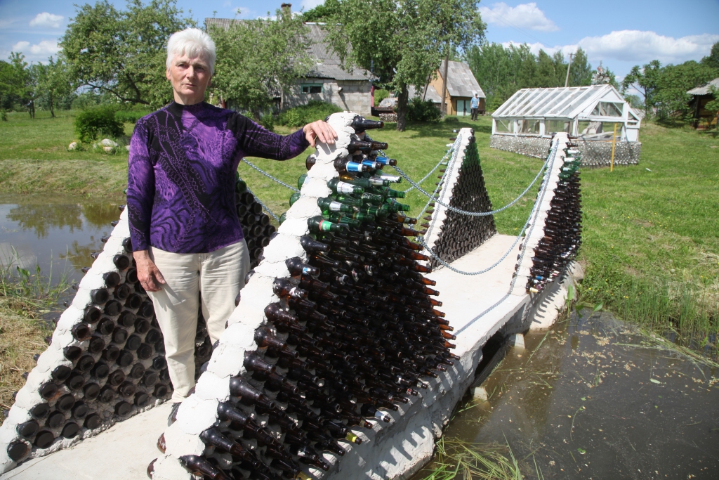Nav nemaz jābrauc uz Argentīnu, lai redzētu mākslinieka Tito no alus pudelēm būvēto māju. Litenes pagasta “Ainažu” plašajā teritorijā pensionējusies sporta skolotāja Anna Zīle no pudelēm uzbūvējusi gan tiltus, gan piebūvi mājai, gan siltumnīcas pamatus, gan galdu ar soliņiem, gan pudeļu koku. Turklāt būvdarbi vēl nav beigušies, vairākas idejas gaida to piepildījumu. 		                                            
Autors: Gatis Bogdanovs