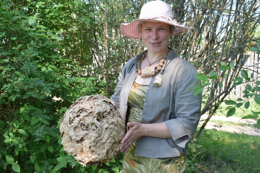Vienas vasaras māja. Danuta Kiopa rāda iršu vienā vasarā izbūvēto “pili” piecām paaudzēm.
Autors: Līga Patmalniece