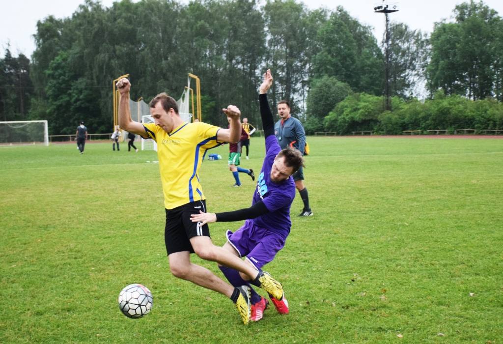 KRITIENU PĀRBAGĀTĪBA. Par klupšanas akmeni kalpoja ne tikai slidenais zāliens, bet arī cīņa par bumbu. 
Autors: Viesturs Kaktiņš
