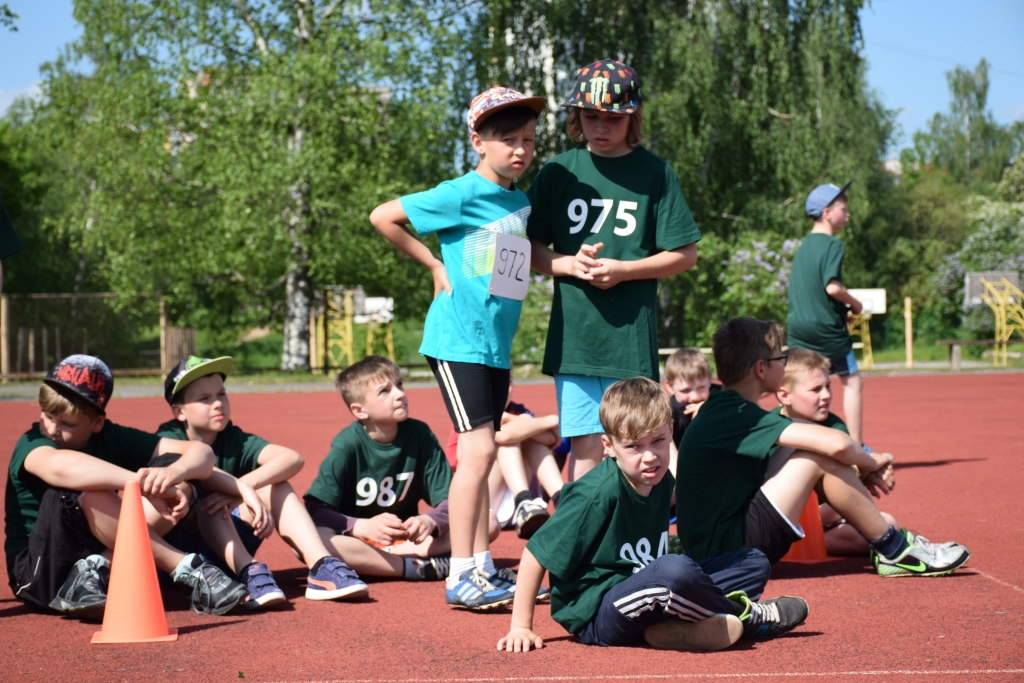 Jāgaida, līdz pienāks kārta. Sasēduši bariņā, zēni gaida savu kārtu, lai mestu bumbiņu.

Autors: Viesturs Kaktiņš