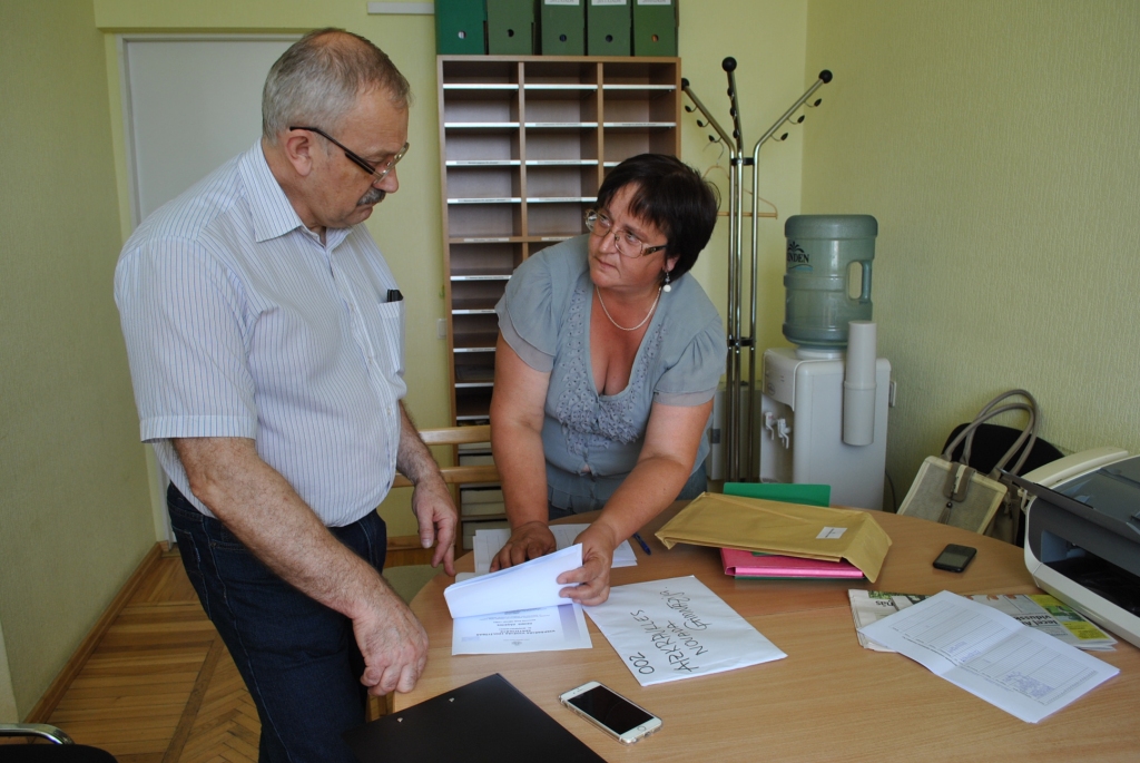 Saņem sertifikātus. Aizkraukles novada ģimnāzijas direktors Aldis Labinskis un Aizkraukles Izglītības pārvaldes galvenā speciāliste, metodiķe Sarmīte Kļaviņa ir gandarīti par skolēnu sekmēm.   
Autors: Inga Patmalniece