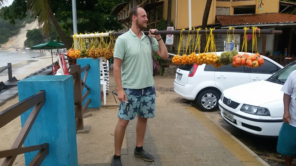 Ceļojuma laikā Laine un Artūrs nobaudījuši augļus, kādus nekad iepriekš vispār nebija redzējuši.
Autors: no ceļotāju albuma