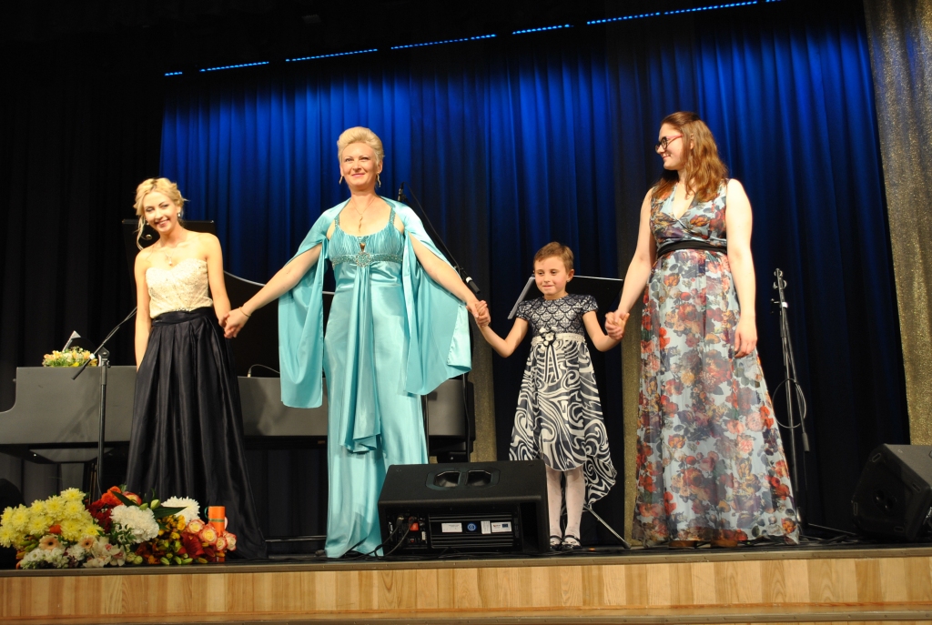 Pianiste Zane Volberga (no kreisās), Alise Zinovjeva, viņas meita Šanele Dilekta un vijolniece Olga Miņina  koncerta noslēgumā. 