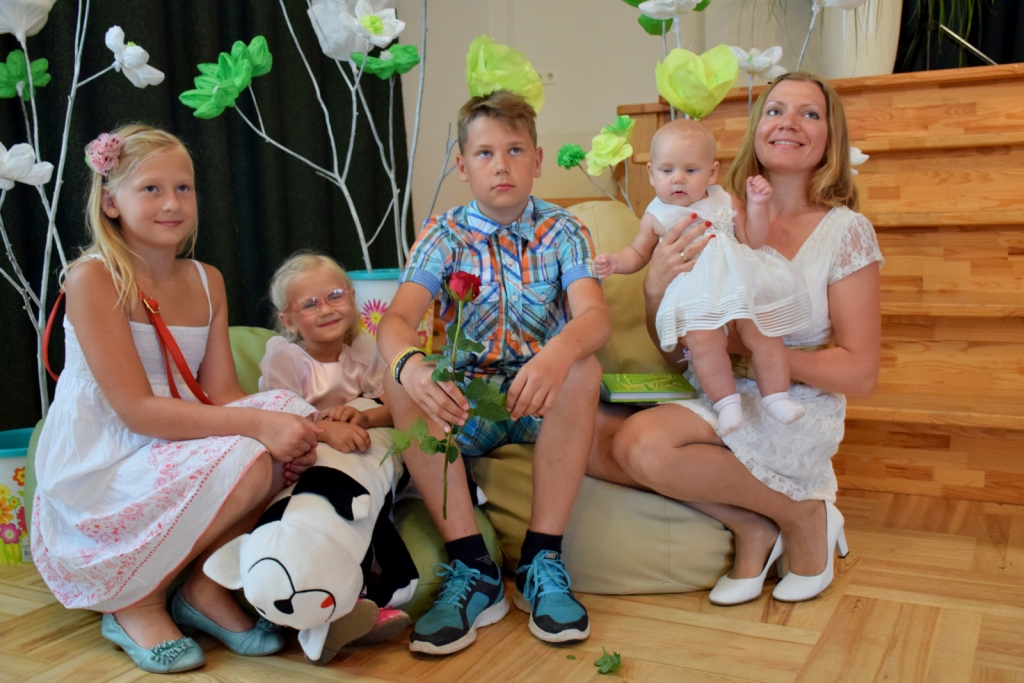 Viena no kuplajām novada ģimenēm — Vildes. No kreisās: Helēna, Laura, Ēriks un mamma Marija, kura tur rokās mazo Annu.
Autors: Imants Kaziļuns