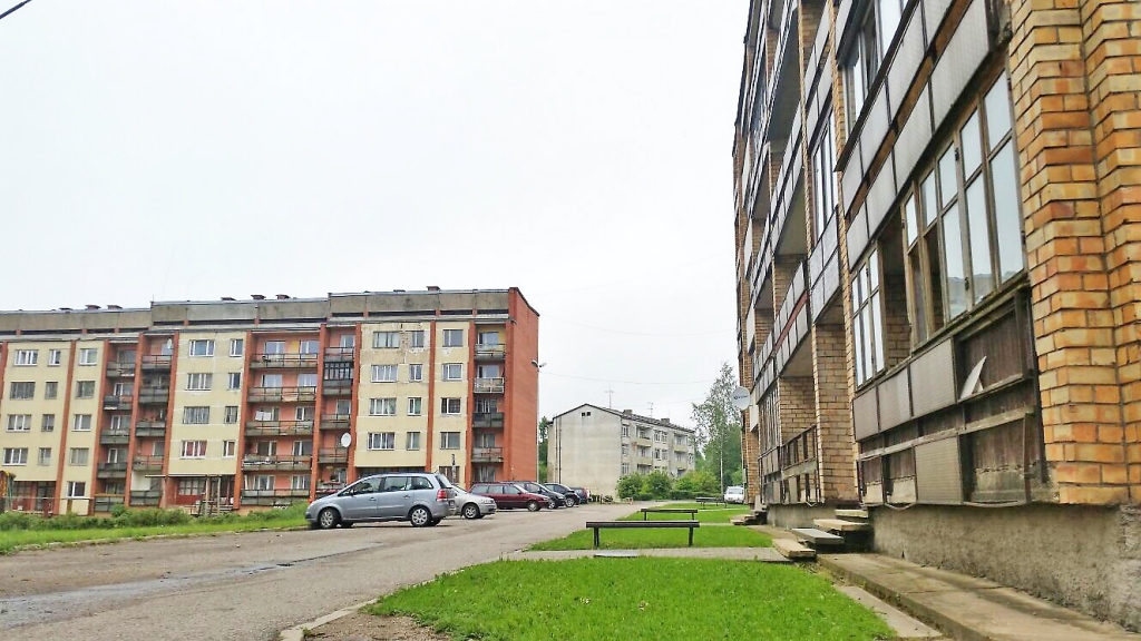 Laikā no 2007. līdz 2013. gadam atbalstu daudzdzīvokļu māju siltināšanai guva 859 ēkas. Tas ir niecīgs skaits, jo renovācija būtu nepieciešama 23 500 mājām. Ir skaidrs, ka visām ēkām naudas nepietiks. Summējot abus plānošanas periodus, reāli nosiltināti tiks 7 vai 8 procenti māju.                                                        
Autors: Diāna Lozko 