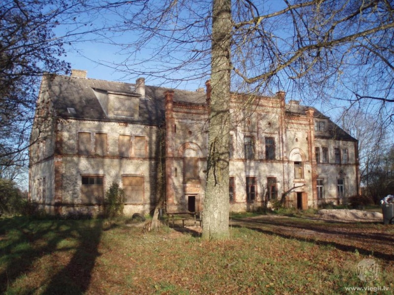 SECES VECAJĀ SKOLĀ jau drīzumā plānots nomainīt jumtu.

Autors: no arhīva