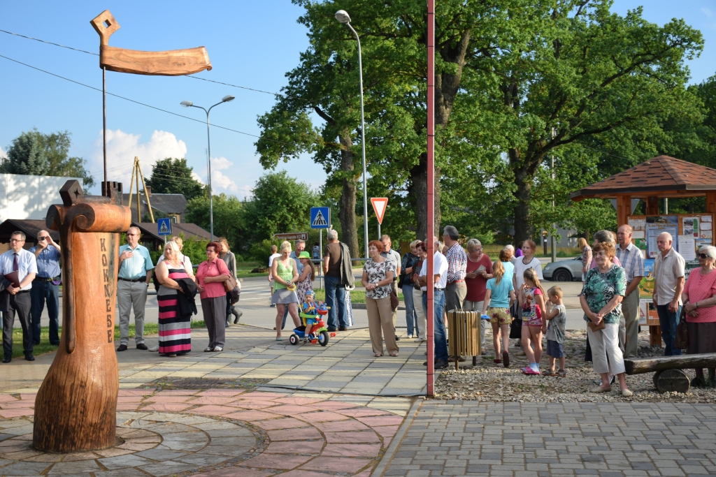Draudzības simbols. Skulptūra simbolizē Kokneses un tās sadraudzības pilsētas Vācijā Vitingenas divdesmito draudzības gadskārtu. Atklāšanas pasākums Zaļā tirgus laukumā. 
Autors: Līga Patmalniece