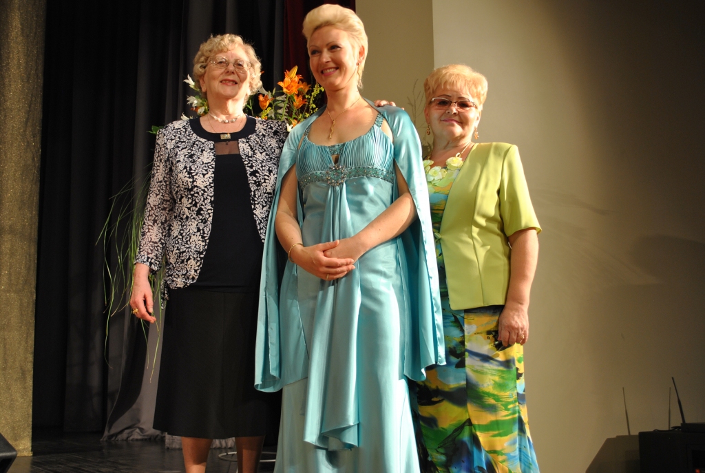 PIRMĀS SKOLOTĀJAS. Par bijušās skolnieces Alises Zinovjevas panākumiem priecājas viņas pirmās mūzikas skolotājas Jeļena Arejance (no kreisās) un Natālija Juškeviča.

Autors: Guna Mikasenoka