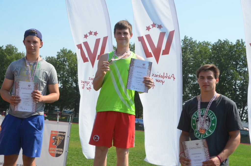 Latvijas čempions jauniešu grupā vesera mešanā. Otto Asmuss (vidū) 5 kg smago rīku aizmeta 50,81 metru tālu.                   
Autors: Jānis Lācis